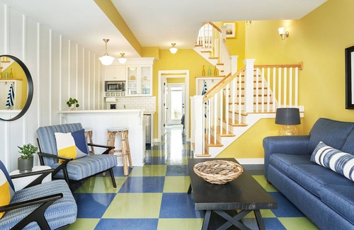 Holland Ski Chalet | "The Charleston" Luxury Townhome, Pool, Hot Tub, Golf Membership, Near Lake and Beaches