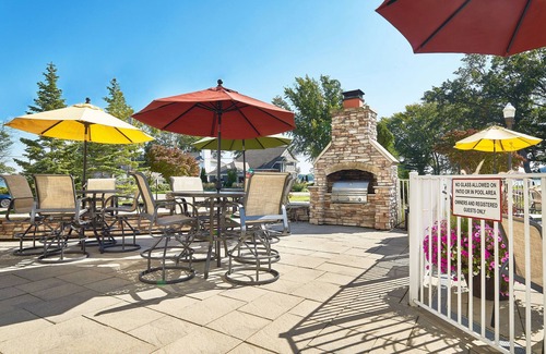 Holland Ski Chalet | "The Charleston" Luxury Townhome, Pool, Hot Tub, Golf Membership, Near Lake and Beaches