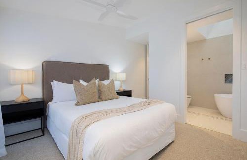 Cooks Hill House | The Cloudscape - Cosy, Modern, and Chic Designer Pad
