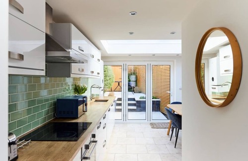 Weybridge Cottage | The Elmbridge Getaway - Glamorous 2bdr With Garden