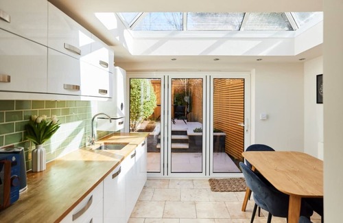 Weybridge Cottage | The Elmbridge Getaway - Glamorous 2bdr With Garden