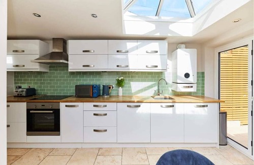 Weybridge Cottage | The Elmbridge Getaway - Glamorous 2bdr With Garden