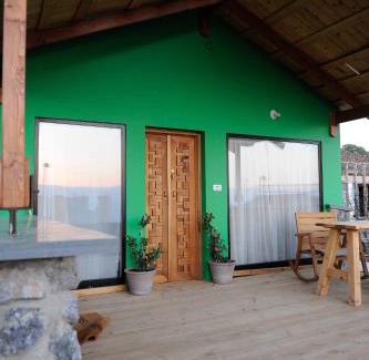 Ma'ale Gamla Ski Chalet | The green and red cabins