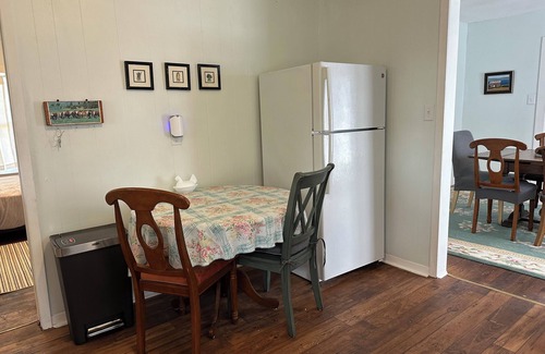 La Grange Cottage | The Green House in La Grange - New Listing!