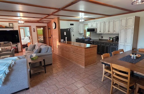 Lairdsville House | "The Homely House": Beautiful Mountain Views 2-Bdrm House with 77" TV, WiFi, AC