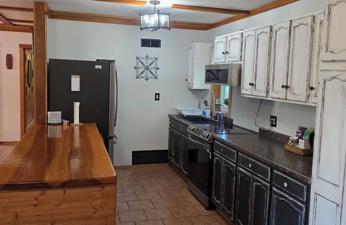 Lairdsville House | "The Homely House": Beautiful Mountain Views 2-Bdrm House with 77" TV, WiFi, AC