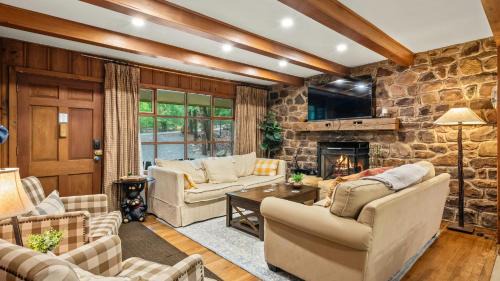 Lake Harmony House | The Horseshoe Hideaway Lake Harmony Cabin w Hot Tub Game Porch