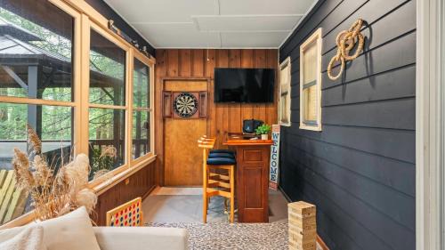 Lake Harmony House | The Horseshoe Hideaway Lake Harmony Cabin w Hot Tub Game Porch