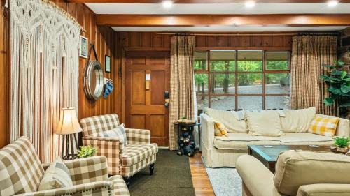 Lake Harmony House | The Horseshoe Hideaway Lake Harmony Cabin w Hot Tub Game Porch