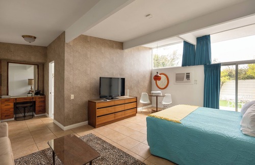 Desert Park Estates Hotel | The Monkey Tree by AvantStay – Mid-Century Modern Oasis with Pool