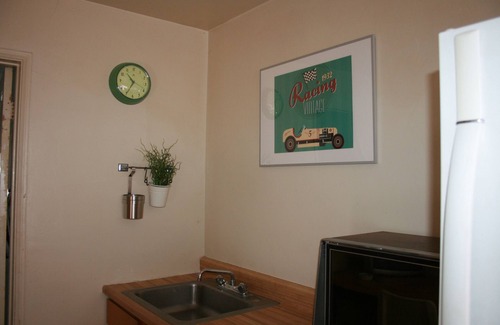 Moreno Valley Apartment | The New Star Motel with Studio-Kitchens: 1950s Extended-Stay Lodging and Retreat Center