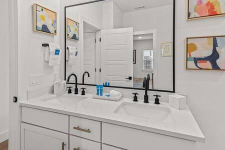 Bentonville House | The O'Keeffe-2nd Floor Boutique Hotel Suite