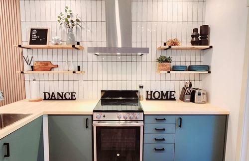 Harvie Heights House | The Overlook Stay | 3 suites | mountain view | free parking