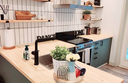 Harvie Heights House | The Overlook Stay | 3 suites | mountain view | free parking