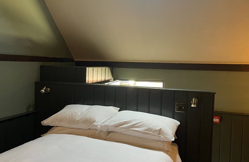 Crondall Hotel | The Plume of Feathers