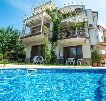 Sunny Beach Apartment | The Poolhouse