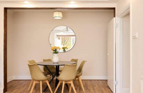 Dollis Hill Apartment | The Randall Retreat - Spacious 4BDR Home with Garden