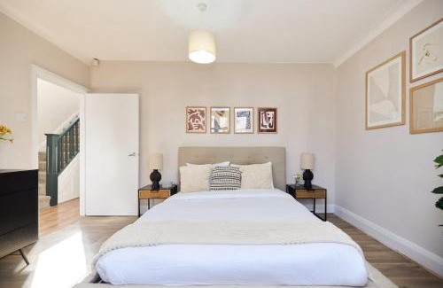 Dollis Hill Apartment | The Randall Retreat - Spacious 4BDR Home with Garden