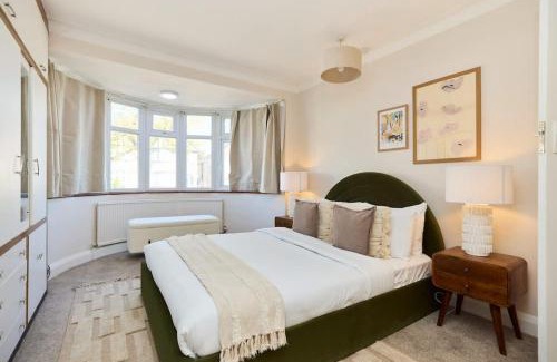 Dollis Hill Apartment | The Randall Retreat - Spacious 4BDR Home with Garden