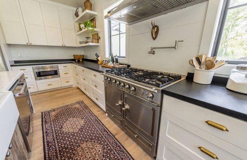 Columbus House | The Sage Farmhouse- A modern farmhouse on 27 acres just 25 mins from Round Top