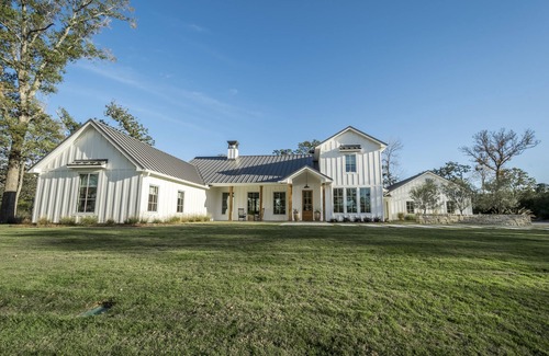 Columbus House | The Sage Farmhouse- A modern farmhouse on 27 acres just 25 mins from Round Top