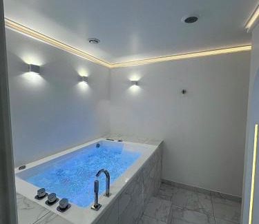 Coignieres Apartment | TheFloor - Suite Passion d'Or & jacuzzi privé