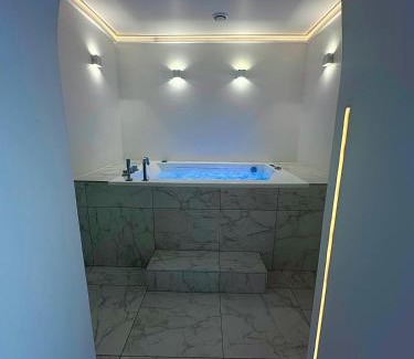 Coignieres Apartment | TheFloor - Suite Passion d'Or & jacuzzi privé