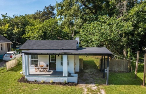 Avondale House | This house is a 2 bedroom(s), 1 bathrooms, located in Jacksonville, FL.