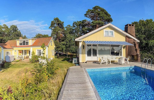 Stora Ror House | This inviting holiday home with a view of Kalmarstrae welcomes you with a shared outdoor pool.