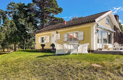 Stora Ror House | This inviting holiday home with a view of Kalmarstrae welcomes you with a shared outdoor pool.