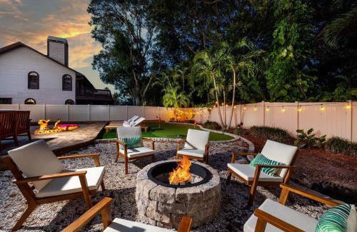 Seminole House | Tiki Bar Pool Putt Putt 1 Mile from BEACH