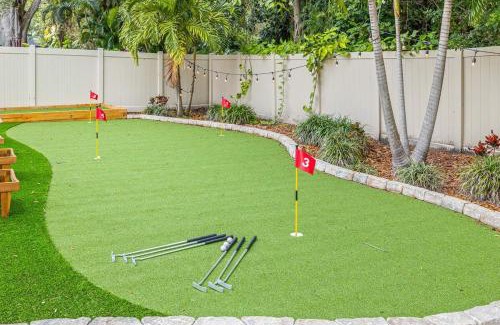 Seminole House | Tiki Bar Pool Putt Putt 1 Mile from BEACH