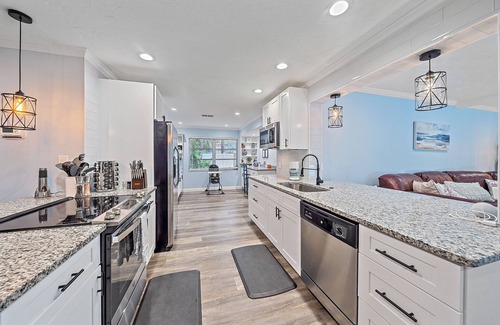 Park East House | Tiki Tide Villa | Heated Pool + Tiki Hut + Fire Pit + Games