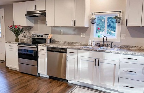 Ferndale House | Tranquil Country Living in the trees w/Hot Tub!