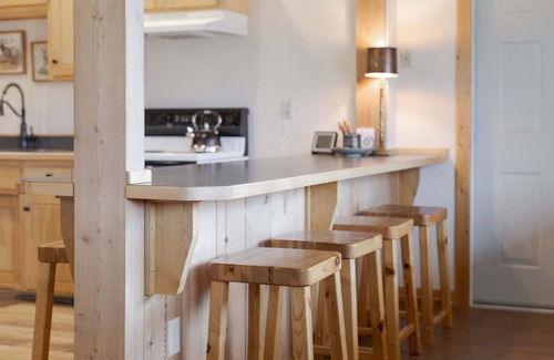 Darby Cabin | Trapper view bench-top bungalow with privacy and lots of space. RV hook-ups!