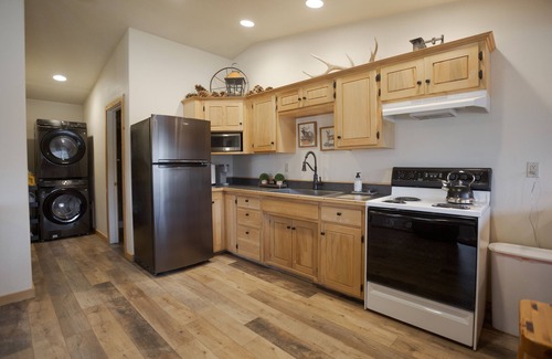 Darby Cabin | Trapper view bench-top bungalow with privacy and lots of space. RV hook-ups!