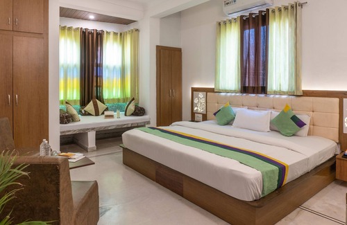 Lake Swaroop Sagar Hotel | Treebo The Fresco Lake Pichola