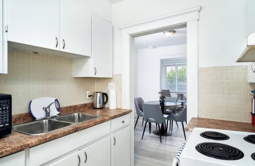 Walkerville Apartment | Trendy 3 BedRoom Perfect for Long Stays! ! !