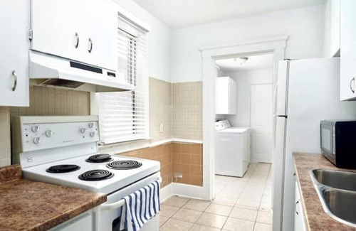 Walkerville Apartment | Trendy 3 BedRoom Perfect for Long Stays! ! !