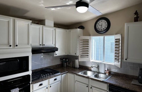 Thousand Palms House | TRI PALMS ESTATES Desert Retreat- on a golf course.