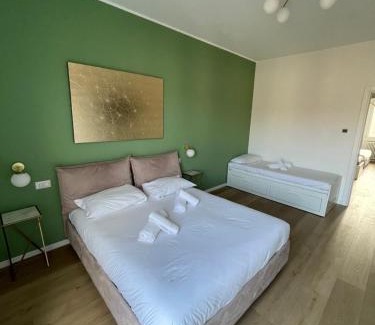 Lorenteggio Apartment | Trilocale con vista e due bagni Metro Blu Piazza Frattini