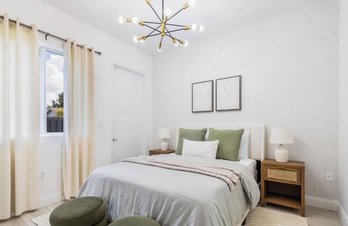 Richmond West House | Tropical Escape: 6BD Haven