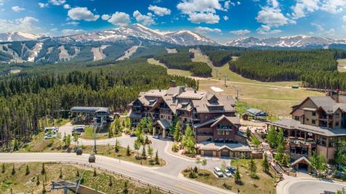 Breckenridge House | Twin Chutes by AvantStay Beautiful Ski in Ski out Condo w access to Hot Tub Gym