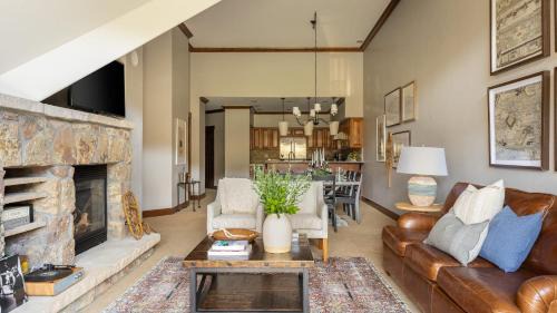 Breckenridge House | Twin Chutes by AvantStay Beautiful Ski in Ski out Condo w access to Hot Tub Gym