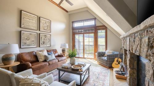 Breckenridge House | Twin Chutes by AvantStay Beautiful Ski in Ski out Condo w access to Hot Tub Gym