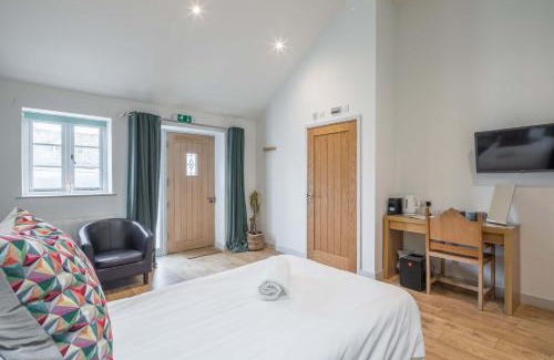 Cambridge Hotel | TWIN Deluxe Disabled Access and Wet Room with Courtyard View - Newton