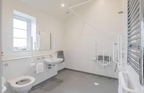 Cambridge Hotel | TWIN Deluxe Disabled Access and Wet Room with Courtyard View - Newton