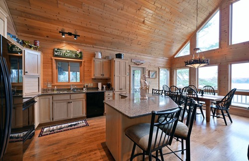 Stone Lake Cabin | Twin Pines: Dog-Friendly Lakefront Cabin w/Private Dock & Kayaks