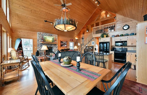 Stone Lake Cabin | Twin Pines: Dog-Friendly Lakefront Cabin w/Private Dock & Kayaks