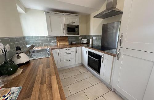 Pendine House | Ty'r Ardd - An immaculate 2 bedroom bungalow close to the beach